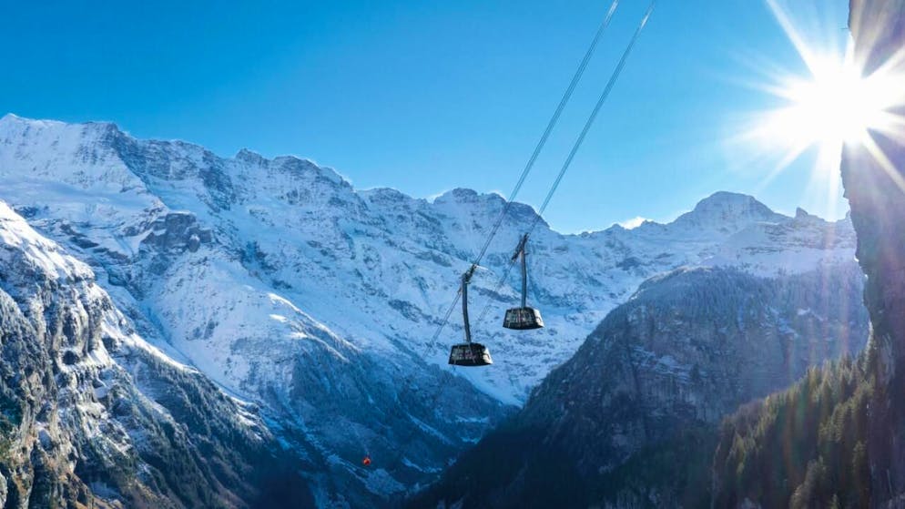 Die steilste Seilbahn der Welt führt mit einer Steigung von 159,4 Prozent von Stechelberg nach Mürren im Berner Oberland.