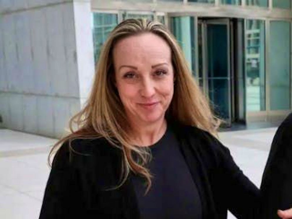 After a long battle, the US-American Kristin Lobato has finally won her case. Here in front of a courthouse.