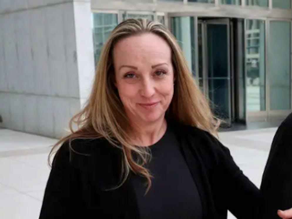 Nach langem Kampf hat die US-Amerikanerin Kristin Lobato doch noch Recht bekommen. Hier vor einem Gerichtsgebäude.