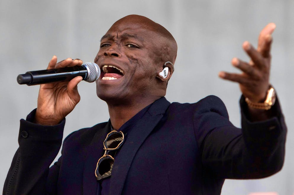 Ecco diverse star che convivono con malattie croniche. Il cantante Seal è affetto da una grave forma di lupus: il lupus eritematoso discoide, che provoca gravi infiammazioni e lesioni su viso, collo e cuoio capelluto. Da qui derivano le sue cicatrici.