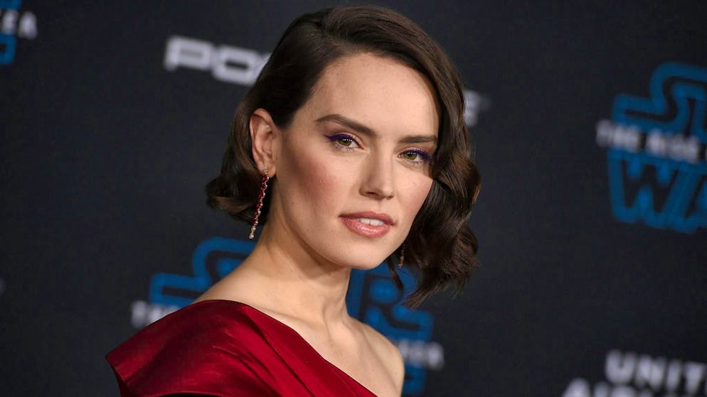 Ecco diverse star che convivono con malattie croniche. Anche l'attrice di «Guerre stellari» Daisy Ridley (32 anni) soffre di endometriosi: i suoi sintomi includono forti dolori e acne, che possono causare, tra l'altro, infertilità.