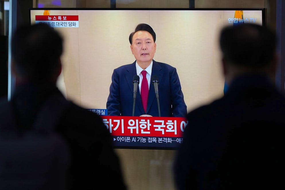 Südkorea: Amtsenthebungsverfahren gegen Präsident Yoon - Gallery. Menschen schauen auf einen Fernsehbildschirm, der die im Fernsehen übertragene Ansprache des südkoreanischen Präsidenten Yoon Suk Yeol an einem Busbahnhof zeigt. Ein zweiter Amtsenthebungsantrag gegen Yoon hat die benötigte Zweidrittelmehrheit in der Nationalversammlung erreicht. (Archivbild)