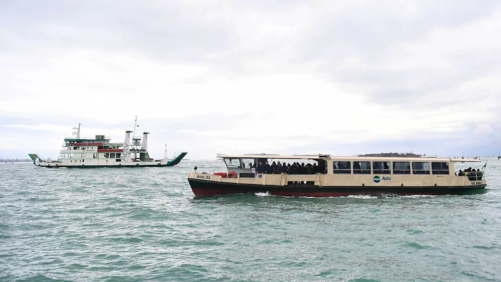 ARCHIV - Ein Schiff und ein Vaporetto sind in der Lagune von Venedig zu sehen. Foto: Felix Hörhager/dpa