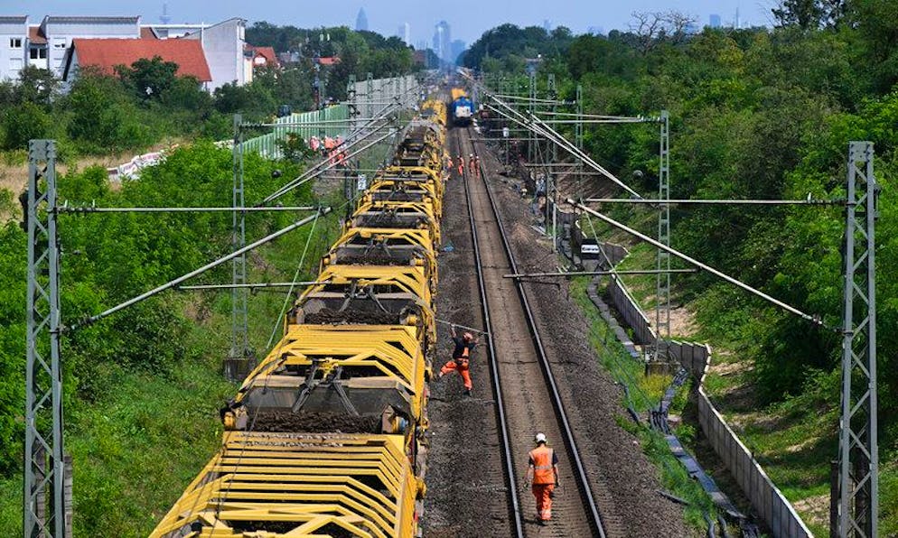 Wissing: Bahn nach erster Trassen-Sanierung zuverlässiger - Gallery. Nach fünf Monaten Bauzeit ist die Riedbahn zwischen Mannheim und Frankfurt wieder für Güter- und Personenzüge befahrbar. Während der Generalsanierung kam nnter anderem die fast 200 Meter lange Spezialmaschine RPM-RS-900 zum Einsatz, genannt «Katharina die Grosse».