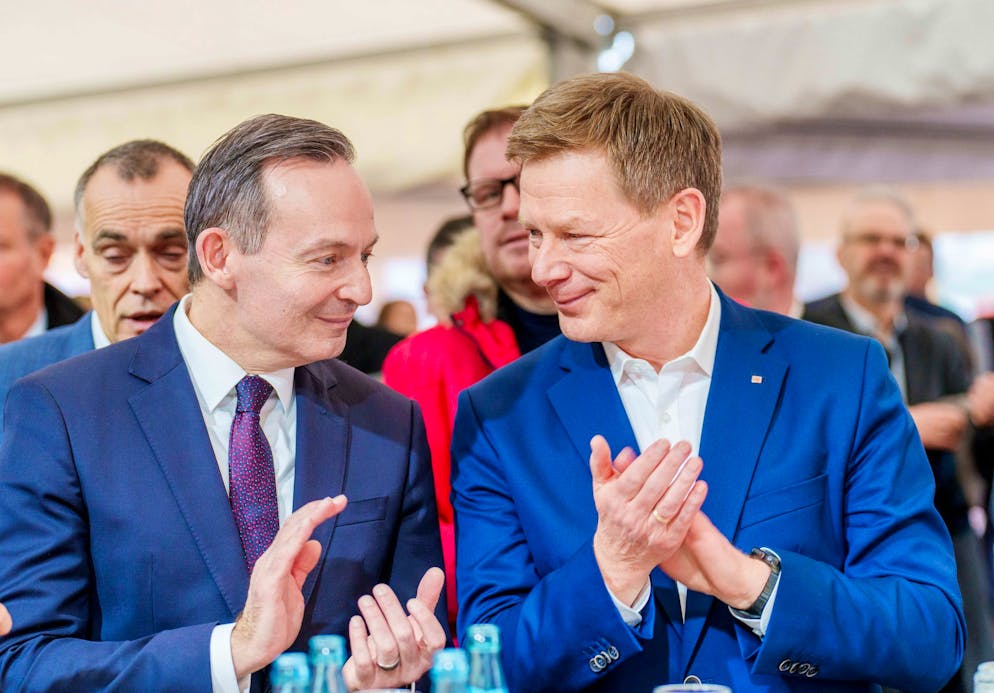 Wissing: Bahn nach erster Trassen-Sanierung zuverlässiger - Gallery. Verkehrsminister Wissing und Bahnvorstand Lutz sehen eine gigantische Leistung.