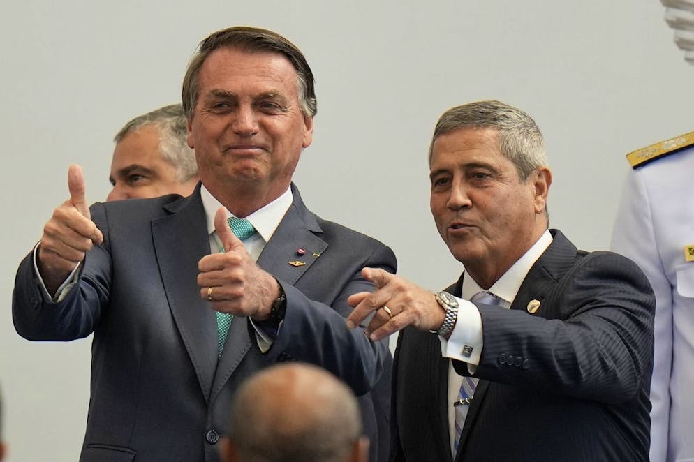 Ministre en 2021-2022, M. Braga Netto (D) fut ensuite le colistier de M. Bolsonaro à l'élection présidentielle d'octobre 2022, qu'ils ont perdue face à l'actuel chef de l'Etat de gauche, Lula