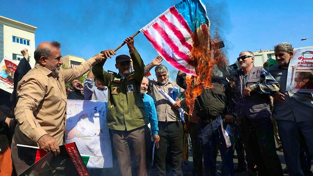 ARCHIVE - Iranian protesters burn a US flag in Tehran. Photo: Vahid Salemi/AP/dpa