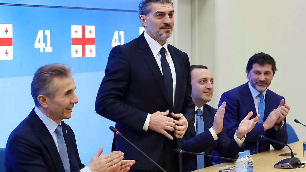 ARCHIV - Auf diesem von der Partei Georgischer Traum zur Verfügung gestellten Foto applaudiert Bidzina Iwanischwili, Vorsitzender der von ihm initiierten Partei Georgischer Traum, Michail Kawelaschwili (2.v.l.) während einer Sitzung zur Diskussion der Präsidentschaftskandidaten. Foto: Uncredited/Georgian Dream party/AP/dpa - ACHTUNG: Nur zur redaktionellen Verwendung und nur mit vollständiger Nennung des vorstehenden Credits