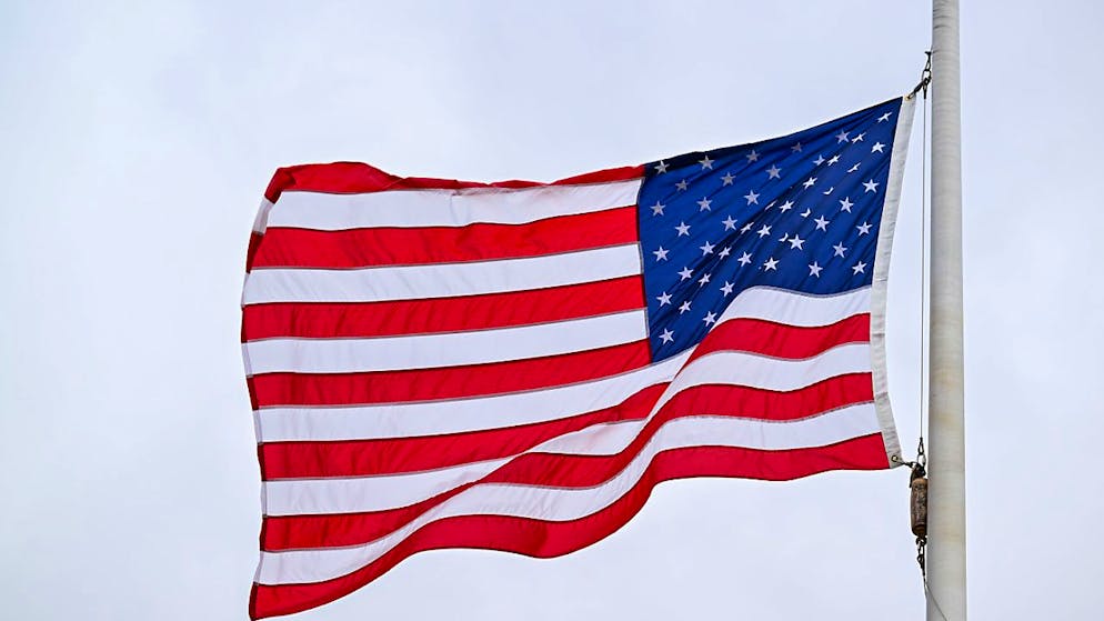 ARCHIV - Die US-Flagge weht im Wind. Foto: Soeren Stache/dpa