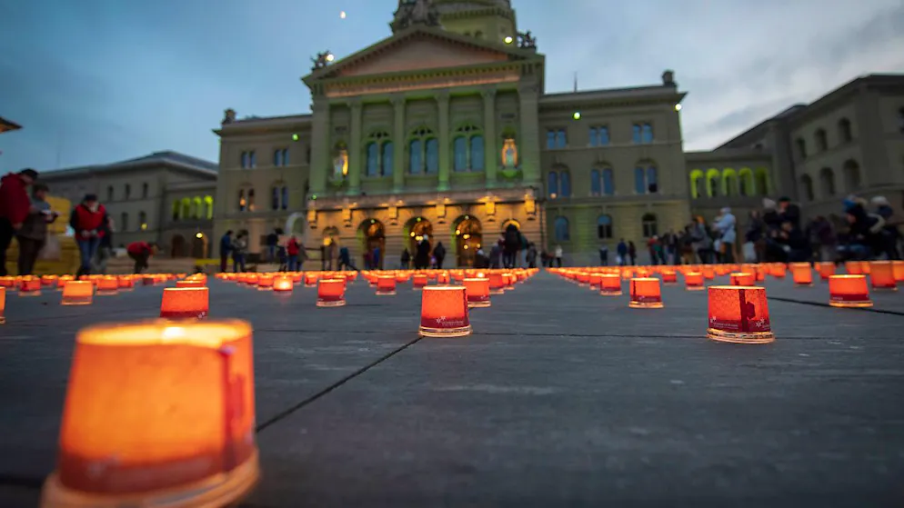 Des centaines de bougies sont allumées samedi à l'occasion de l'action de solidarité de Caritas, comme ici sur la Place fédérale en 2018. (archives)