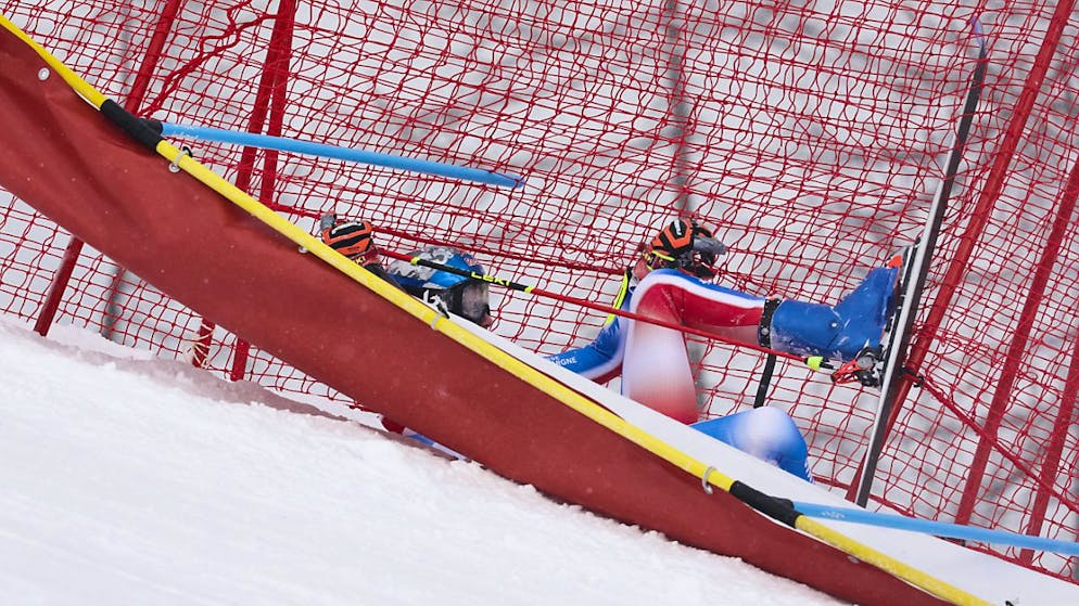 Clément Noël findet sich nach seinem Sturz im Riesenslalom im Sicherheitsnetz wieder