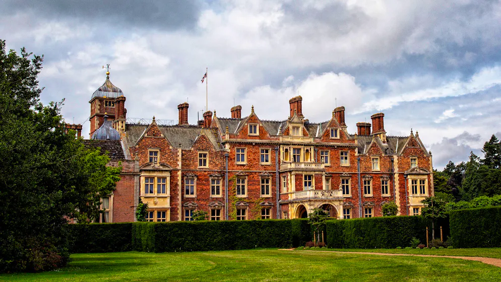 In Sandringham House in der englischen Grafschaft Norfolk verbringt die britische Königsfamilie seit Ende der 1980er Jahre traditionell gemeinsam die Weihnachtstage.