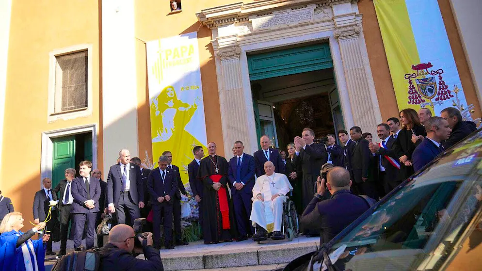Pope Francis greets the faithful on his arrival in front of Notre-Dame-de-l'Assomption Cathedral during his one-day visit to the French island of Corsica. Photo: Alessandra Tarantino/AP/dpa