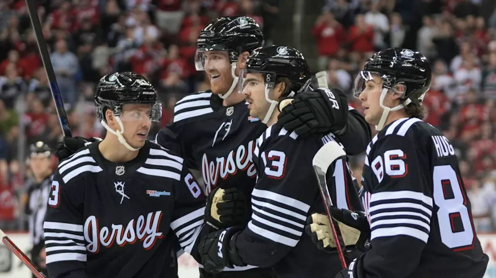 Nico Hischier (2.v.r.) ist mit 16 Saisontoren aktuell der beste Torschütze bei den New Jersey Devils.