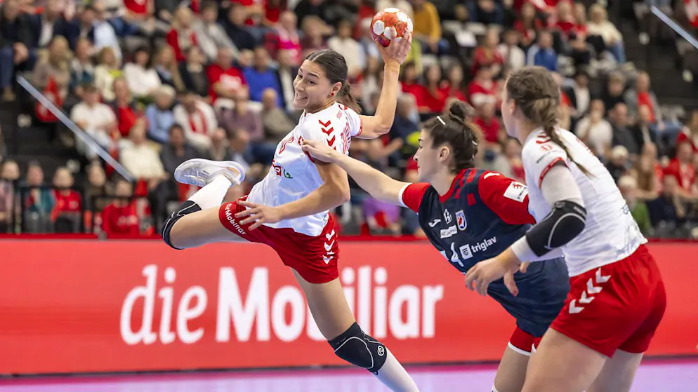 Die Schweizer Nationalspielerin Daphne Gautschi beim Abschluss