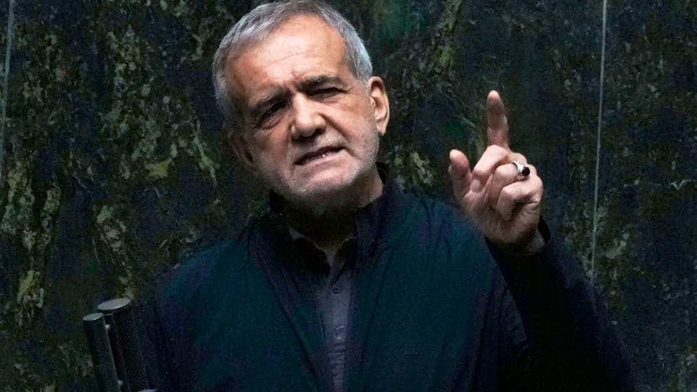 ARCHIV - Der iranische Präsident Massud Peseschkian spricht in einer öffentlichen Sitzung des Parlaments. Foto: Vahid Salemi/AP/dpa