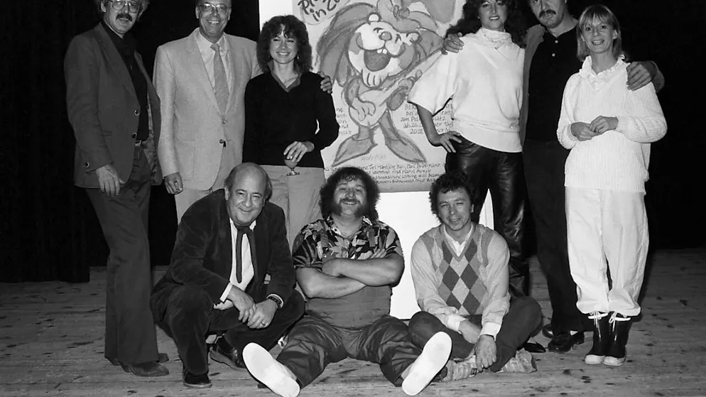 "Plausch in Züri": So hiess die Cabaret-Revue, die 1983 im Zürcher Bernhard-Theater ihre Uraufführung hatte. Der verstorbene Sänger Bruno "Nöggi" Stöckli sitzt vorne in der Mitte am Boden. (Archivbild)