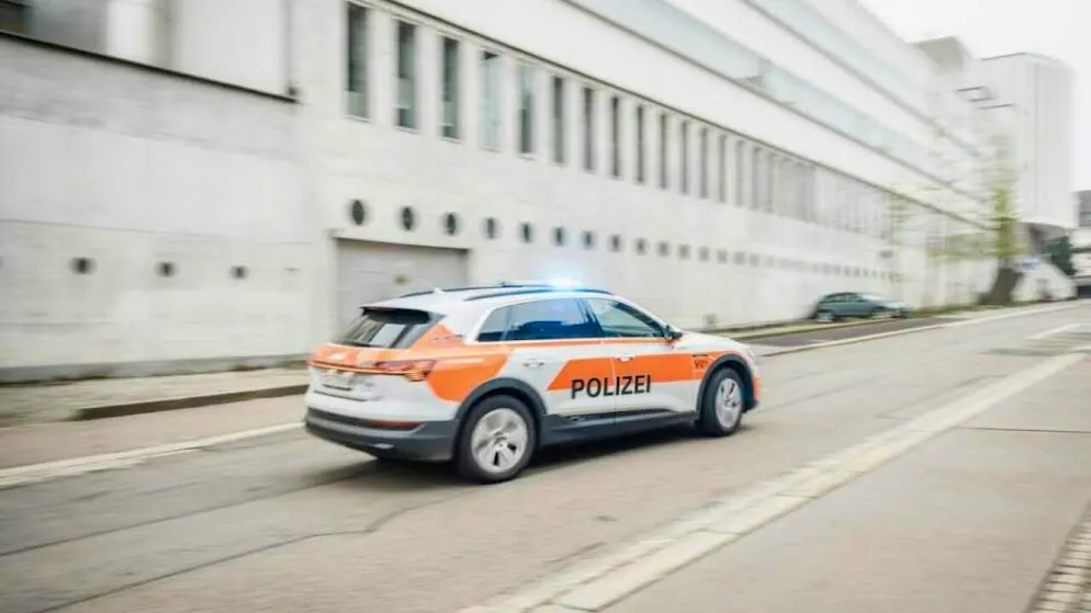 Die Stadtpolizei St. Gallen hat eine Frau, die mit einem Küchenbeil auf der Strasse unterwegs war, angehalten. Die 45-Jährige war laut Polizei in einem psychischen Ausnahmezustand.