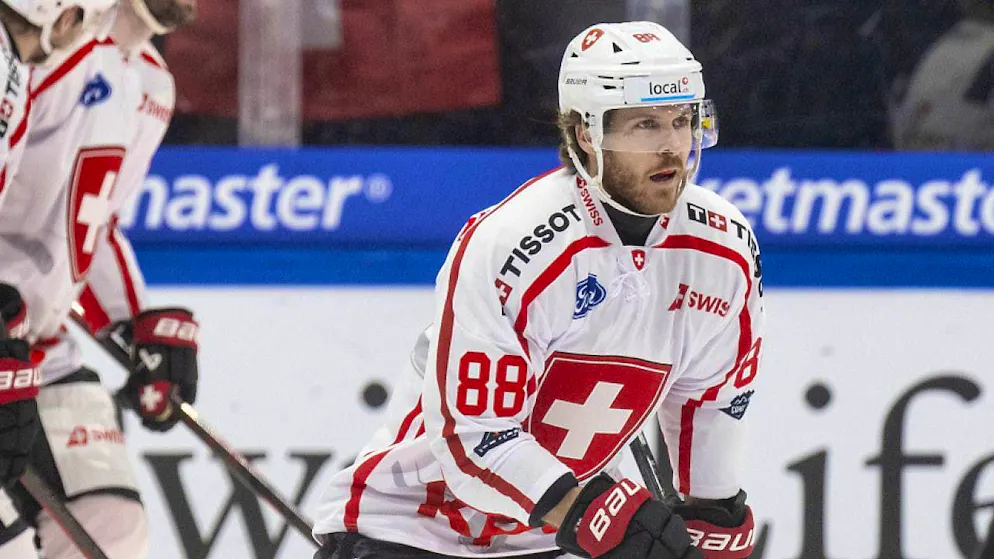 Christoph Bertschy (No. 88) scores the winning goal for Switzerland against Finland