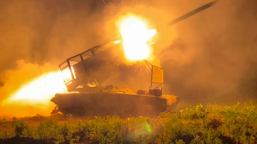 Ein Mehrfachraketenwerfer vom Typ Solntsepyok der russischen Armee feuert auf ukrainische Stellungen im Grenzgebiet der Region Kursk.