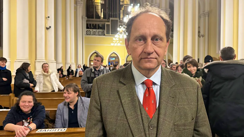 Alexander Graf Lambsdorff, Deutschlands Botschafter in Moskau, steht bei einem Weihnachtskonzert in der Katholischen Kathedrale der Unbefleckten Empfängnis. Lambsdorff hat vor dem Hintergrund des russischen Angriffskriegs zum Frieden aufgerufen. Foto: Andre Ballin/dpa