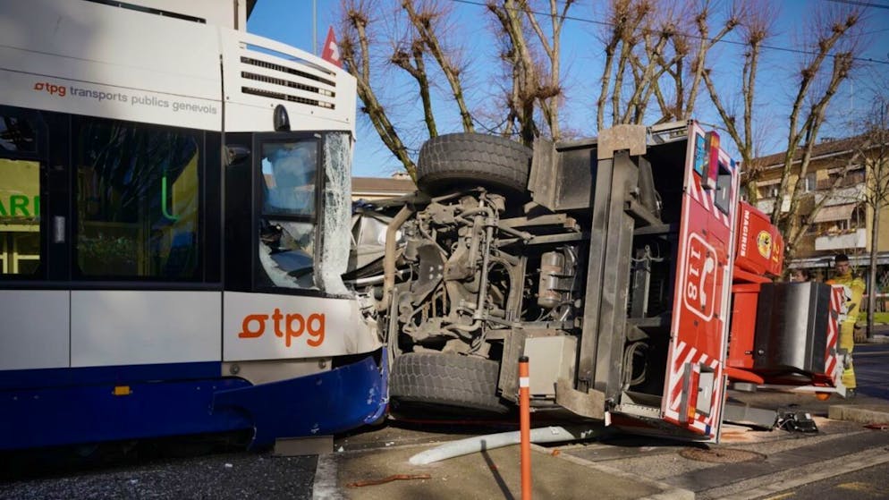L'impressionnante collision entre un tram et un véhicule du SIS n'a pas fait de blessés.