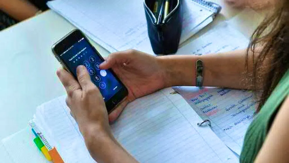 According to a new survey, 82 percent of the population are in favor of a ban on cell phones in schools. (archive image)