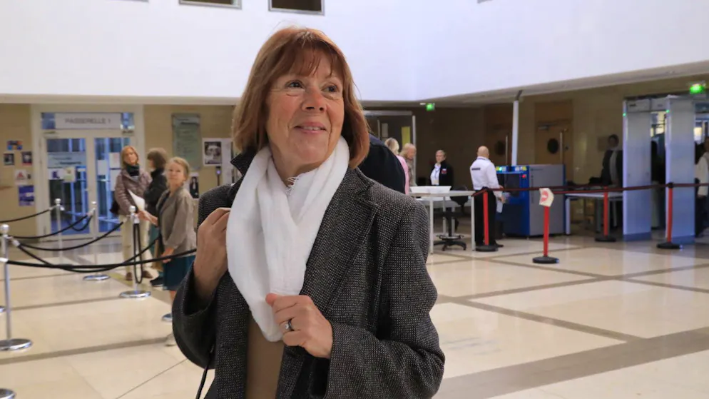 Der Prozess um die Vergewaltigungen von Gisèle Pelicot geht um die Welt. Und doch steht Pelicot da und offenbart alles. Hier in einem Gerichtsgebäude in Frankreich.