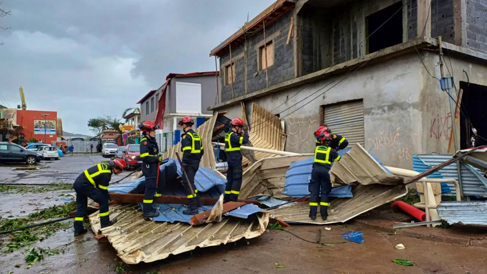 HANDOUT - Rettungskräfte sind im französischen Territorium Mayotte im Indischen Ozean im Einsatz. Foto: UIISC7/Securite civilevia AP/dpa - ACHTUNG: Nur zur redaktionellen Verwendung und nur mit vollständiger Nennung des vorstehenden Credits