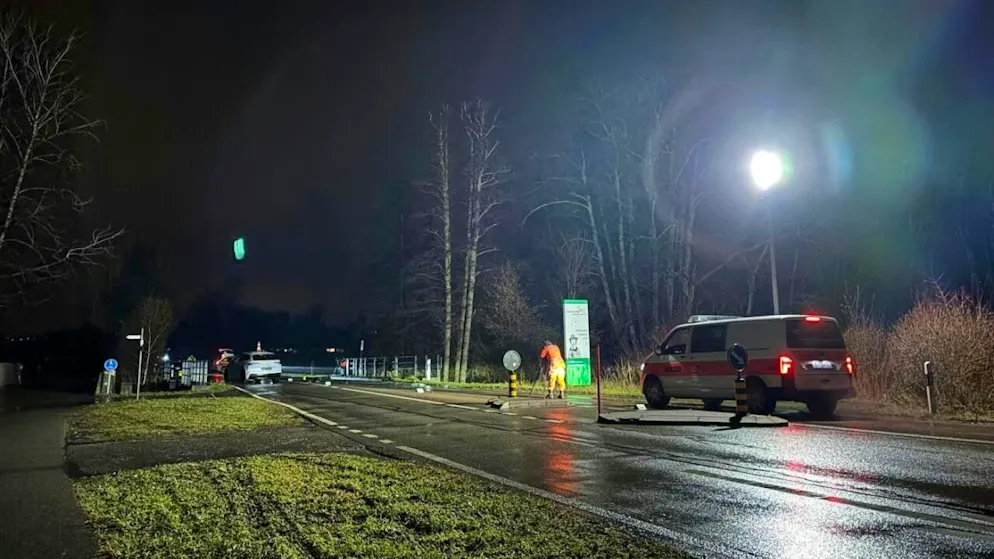 Beim Überqueren der Strasse in Mönchaltorf ZH ist eine 18-jährige Reiterin von einem Auto schwer verletzt worden.
