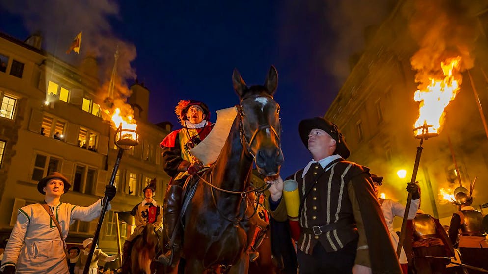 Point d'orgue des festivités de l'Escalade à Genève, le cortège historique a sillonné dimanche soir la Vieille-Ville.