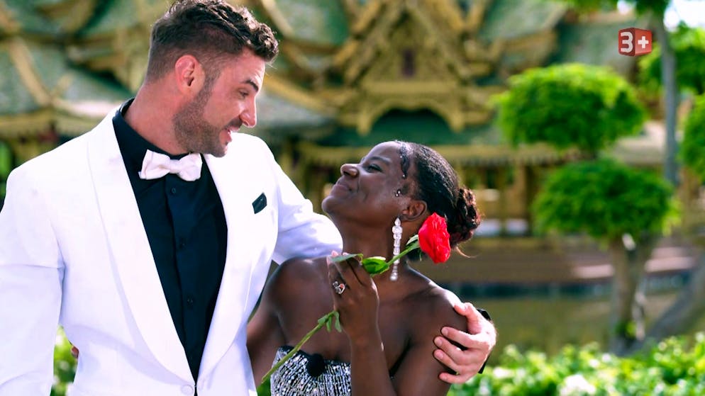 Bachelor Dennis Marbacher hat sich entschieden: Er überreichte seine letzte Rosen an Venance aus Brig-Glis VS.