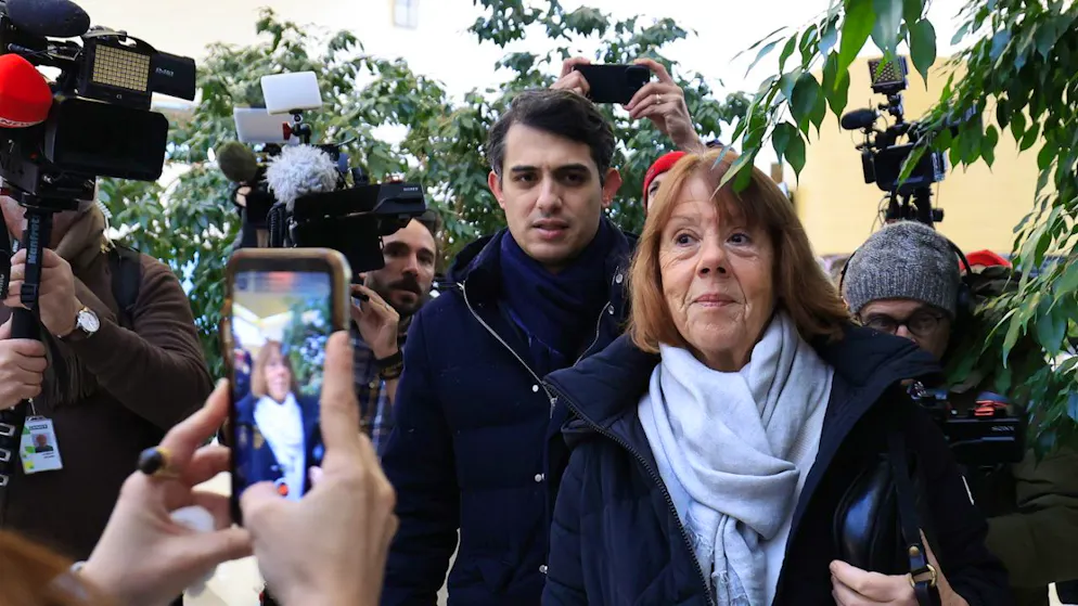 Gisèle Pelicot a été chaudement applaudie à sa sortie de la salle.