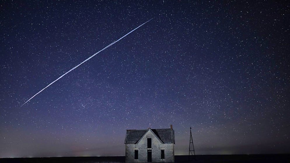 Nell'immagine a lunga esposizione sono visibili una serie di satelliti SpaceX di Starlink.