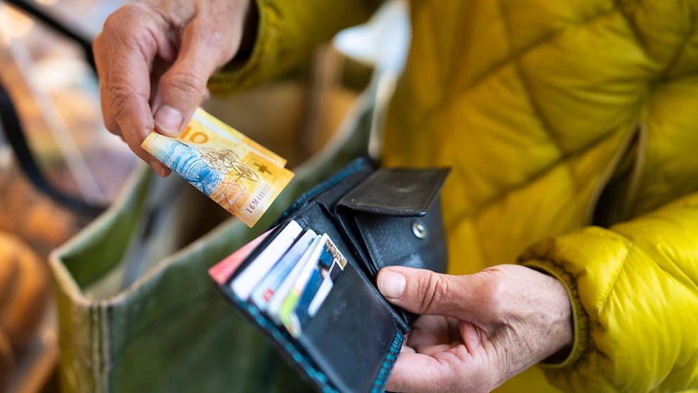 Gewerkschaften bezeichnen die Lohnrunde 2025 als durchzogen. Wegen stark steigender Krankenkassenprämien hätten vielen Arbeitnehmenden Ende Monat weniger Geld zur Verfügung. (Archivbild)