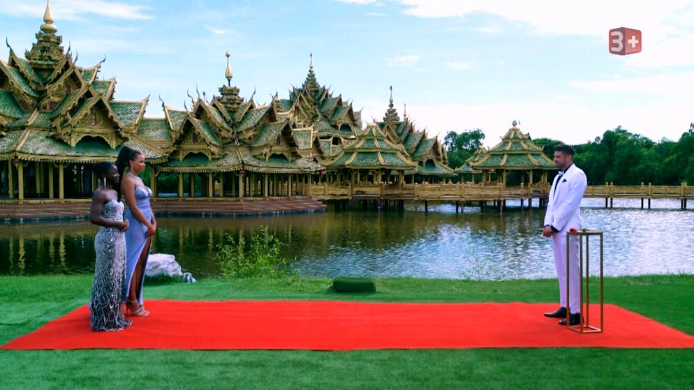 ... und da waren es nur noch Mabel (Mitte) und Venance: Für welche der beiden Frauen wird sich Bachelor Dennis Marbacher entscheiden?