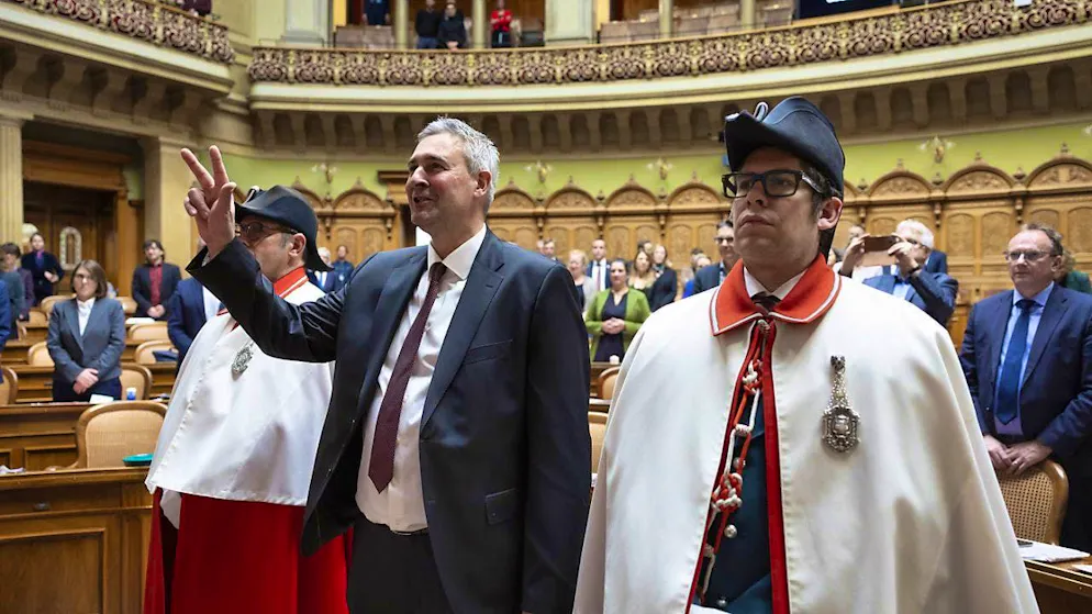 The new SVP National Councillor from Aargau, Christian Glur, takes his oath of office in the National Council chamber.