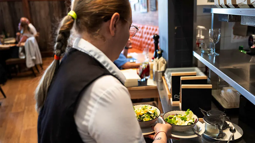 I dipendenti del settore alberghiero e della ristorazione hanno ricevuto aumenti che non compensano l'inflazione, secondo Travail.Suisse