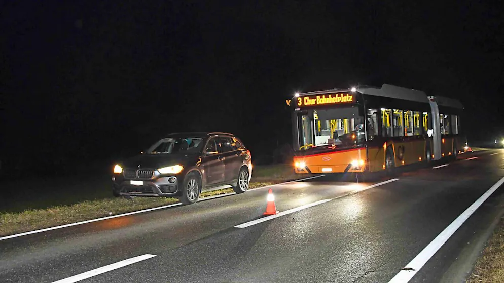 Bei der Vollbremsung des Postautos wurde laut der Polizei ein Fahrgast verletzt.