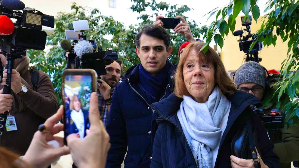 Gisèle Pelicot è stata applaudita calorosamente quando ha lasciato l'aula.