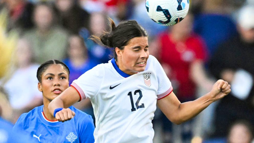 Ein Blick auf die Schweizer Gegner Norwegen, Island und Finnland - Gallery. Sveindis Jonsdottir (im Hintergrund) beobachtete die Amerikanerin Emily Sams beim Kopfball
