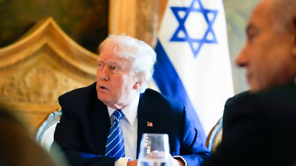 ARCHIV - Der designierte US-Präsident Donald Trump (l) trifft den israelischen Ministerpräsidenten Benjamin Netanjahu in seinem Anwesen Mar-a-Lago. Foto: Alex Brandon/AP/dpa