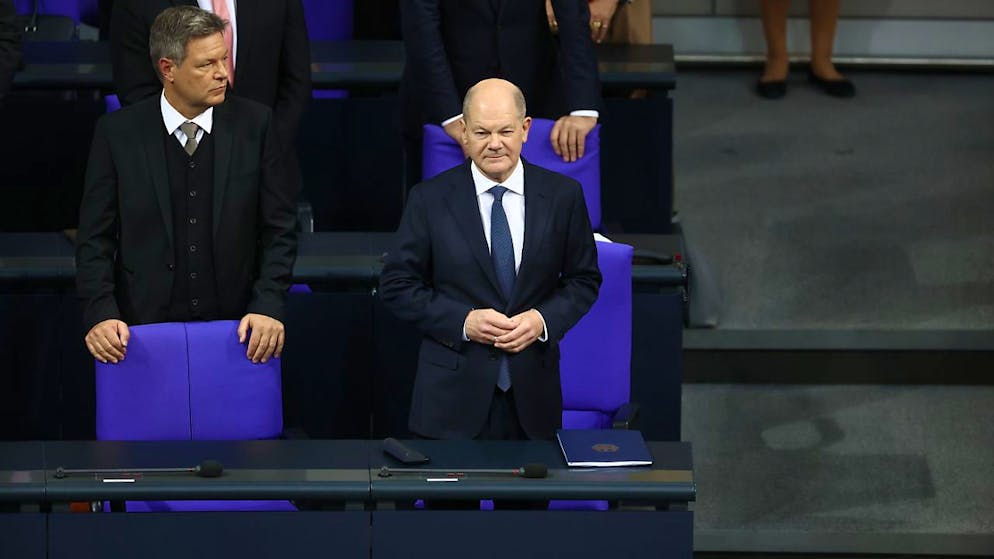 dpatopbilder - Bundeskanzler Olaf Scholz (SPD) steht neben Bundeswirtschaftsminister Robert Habeck (Bündnis 90/Die Grünen, l) an seinem Platz auf der Regierungsbank. Foto: Christoph Soeder/dpa