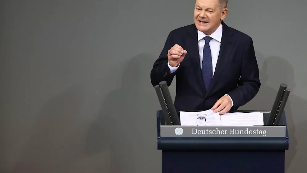 Bundeskanzler Olaf Scholz (SPD) spricht zu seiner Vertrauensfrage. Nach dem Aus der Ampel-Koalition stellt Bundeskanzler Scholz im Bundestag die Vertrauensfrage, um eine Neuwahl am 23. Februar 2025 herbeizuführen. Foto: Christoph Soeder/dpa
