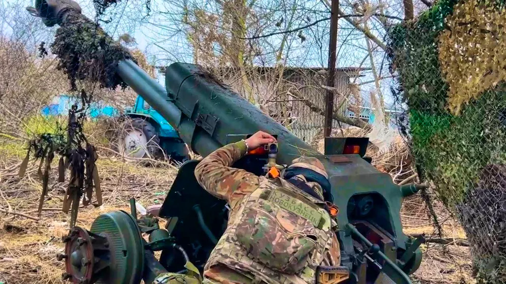 HANDOUT - In this photo taken from a video released by the Russian Defense Ministry Press Service on Nov. 29, 2024, a Russian soldier aims a D-30 howitzer at Ukrainian positions in the border area of Kursk region. Photo: Uncredited/Russian Defense MInistry Press Service via AP/dpa