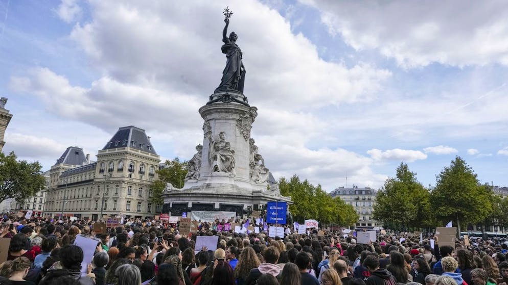 Tausende Menschen demonstrieren am 14. September in Paris gegen sexualisierte Gewalt.