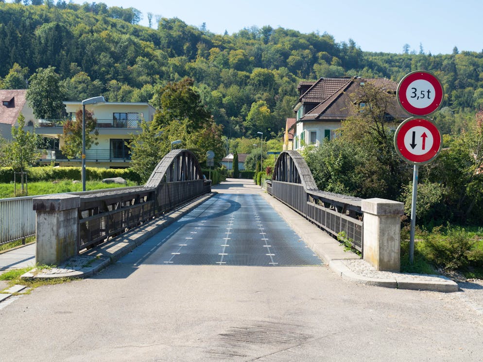 Täglich überqueren dutzende Schulkinder, Velofahrer*innen und Anwohner*innen die Brücke.