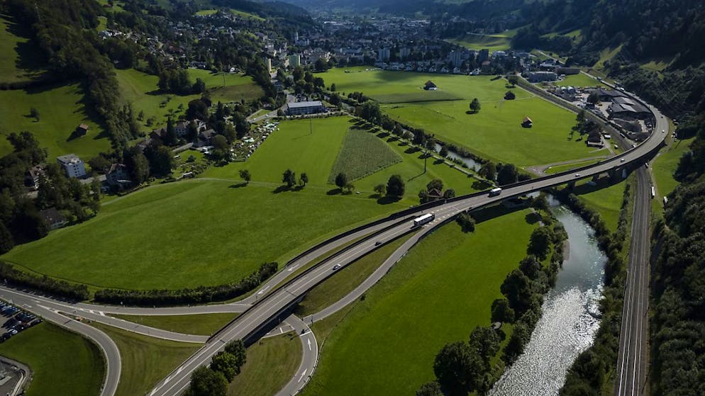 Die durchgehende Umfahrungsstrasse reduzierte den Verkehr durch das Zentrum von Wattwil SG (im Hintergrund) um die Hälfte.