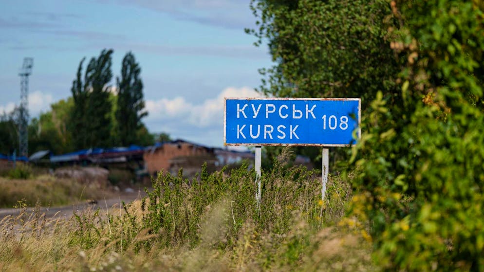 Ein Schild mit der Aufschrift «Kursk 108 km» steht an der russisch-ukrainischen Grenze.