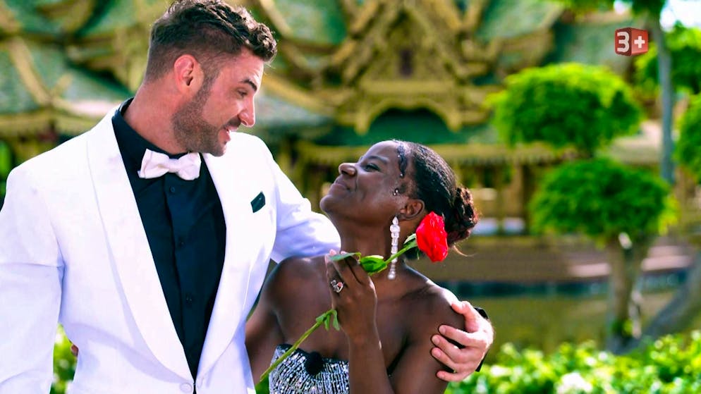 Bachelor Dennis Marbacher has made his decision: he presented his last roses to Venance from Brig-Glis VS.